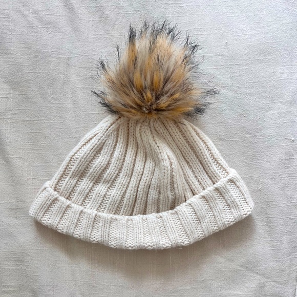 cream winter hat - Picture 1 of 2